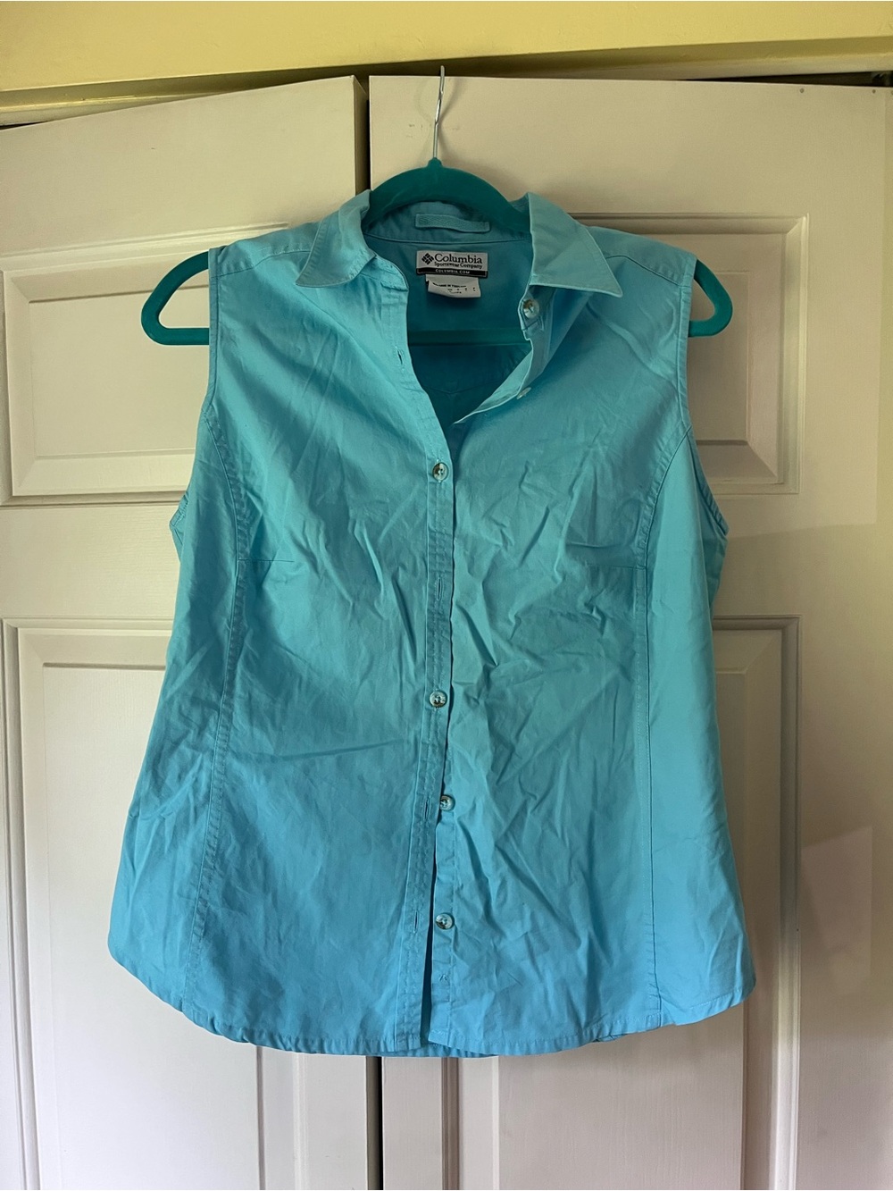 Columbia sleeveless button up shirt. Size medium.